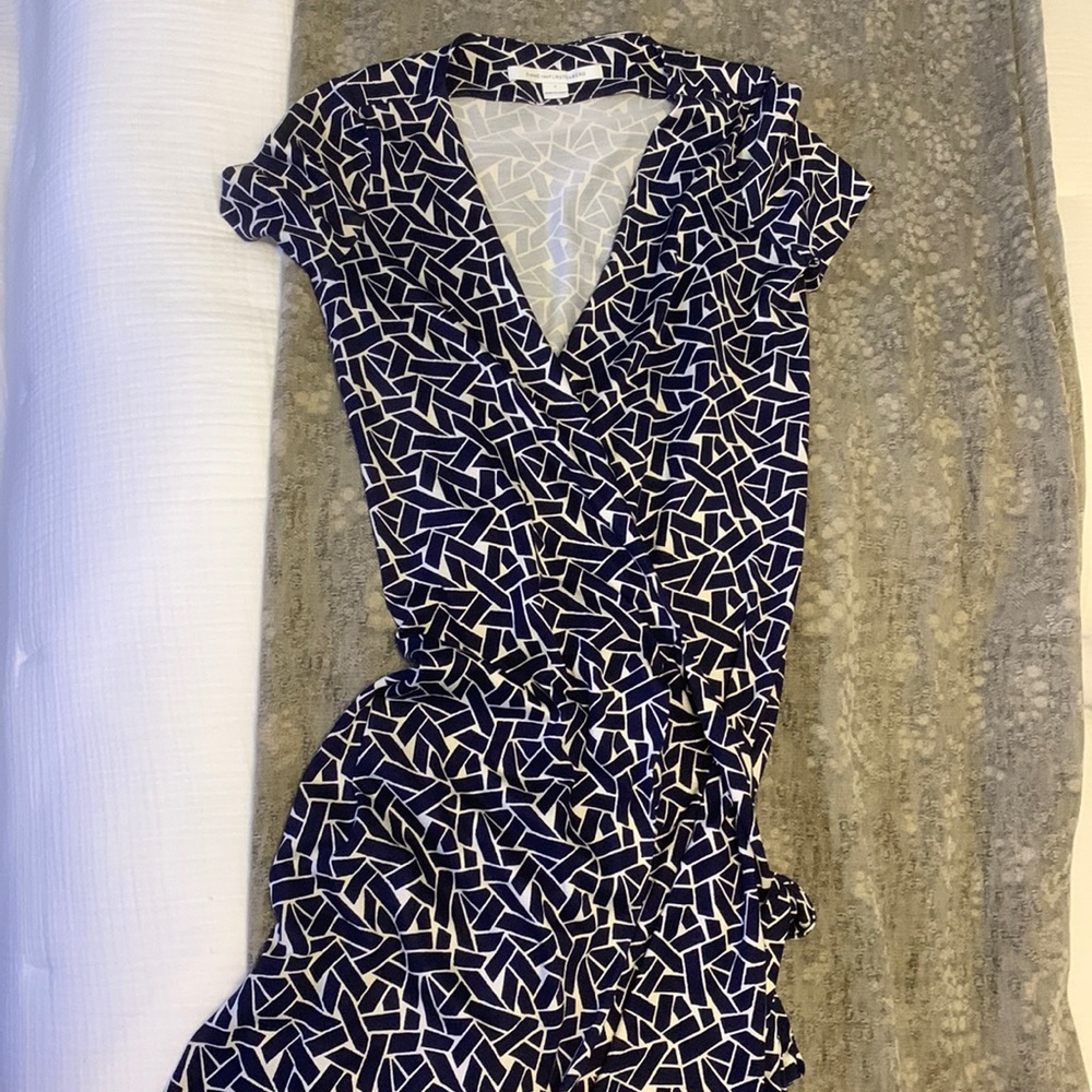 DVF wrap dress. Short sleeve. Navy blue & white print.Wraps and toes at waist